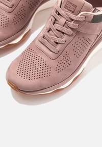 Lichtroze sport schoenen van suede, met geperforeerde secties, een ronde neus, gestructureerde veters en een witte tussenzool met een gumrubberen buitenzool.