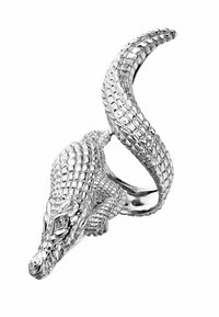 Anillo de plata diseñado como un cocodrilo, con escamas texturizadas, cabeza detallada y una cola retorcida que forma la banda.