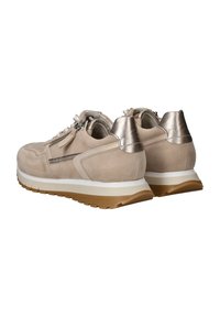 Sneaker in camoscio beige con accenti metallici argento, suola testurizzata e dettaglio con cerniera. Forma arrotondata con suola e tacco imbottiti.
