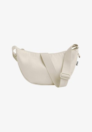 Beige Umhängetasche aus glattem Stoff, mit einer geschwungenen Form, einem breiten verstellbaren Tragegurt und einem Reißverschlussverschluss. Verfügt über ein minimalistisches Design.