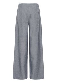 Bukser med vidde i benene i lyst gråt stof med et tekstureret mønster af små hvide prikker. Har en glat talje og en enkelt baglomme.