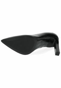 Scarpa nera con tacco alto e punta affusolata. Materiale superiore texture, suola liscia e tacco quadrato per stabilità.