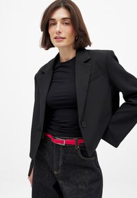 KURZER KASTENFÖRMIGER MIT SCHLITZDETAILS - Bleizeris - black