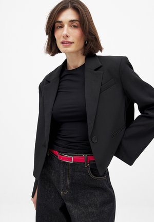KURZER KASTENFÖRMIGER MIT SCHLITZDETAILS - Sako - black
