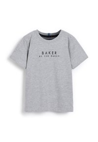 Pelēka īsām piedurknēm t-krekls, izgatavots no mīksta kokvilnas, ar apaļu kakla izgriezumu; priekšpusē melnā krāsā ir iespiests "BAKER BY TED BAKER".