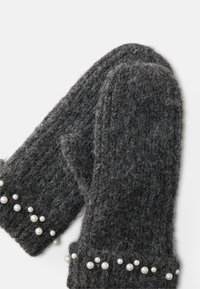 Muffole grigie lavorate a maglia con una finitura testurizzata e decorazioni di perle lungo i polsini. Materiale morbido e caldo per il freddo.