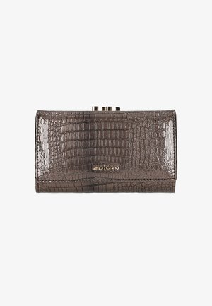 Kabelka šedé barvy s krokodýlím vzorem, hladkým povrchem, kovovým zipem a zlatým logem. Kompaktní obdélníkový tvar.