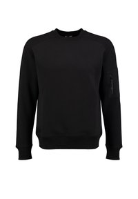 Sudadera negra de manga larga, con cuello redondo, textura acanalada en los hombros y puños, y un bolsillo con cremallera en la manga izquierda.