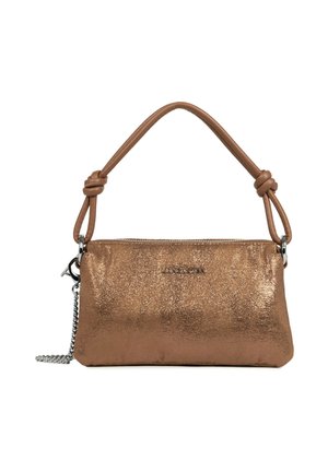 Mała metaliczna brązowa torebka z supełkowaną skórzaną rączką i srebrnym łańcuszkiem na białym tle.