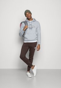 Jack & Jones JORSURFACE BRANDING  - Sweatshirt com capuz - light grey
