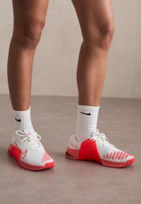 METCON 9 - Træningssko - white/bright crimson/magic ember/summit white