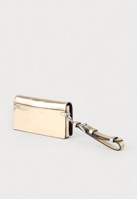 Kuldne metallist rahakott, millel on sile tekstuur, ristkülikuline kuju ja eemaldatav rihm. Omab klambri sulgemist ja kontrastseid musti aktsente.