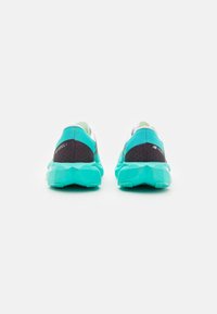 New Balance FUELCELL REBEL V4 - Apavi skriešanai pa asfaltu - green