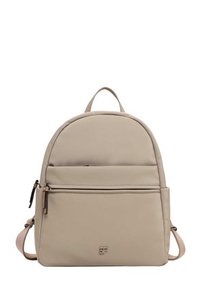 Sac à dos compact beige avec poche zippée à l’avant, poignée supérieure, bretelles ajustables et petit logo SF embossé sur le bas centre avant.