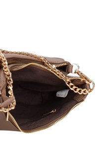 Borsa a tracolla in pelle marrone con catena dorata, dotata di chiusura con cerniera e interno in tessuto marrone. Include una tasca interna per l'organizzazione.