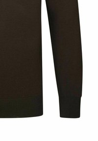 Sección del puño y la manga de un suéter de punto de manga larga color marrón oscuro con dobladillo acanalado sobre un fondo blanco.