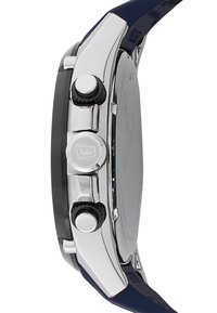 Montre en acier inoxydable argenté avec un cadran rond noir, bracelet en caoutchouc, trois boutons poussoirs et couronne texturée. Dos uni avec détail du logo.