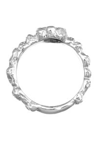 Silberring mit einem strukturierten, gewellten Band und einer Steinfassung an der Oberseite, ausgestattet mit einer glatten Innenseite und unregelmäßigen äußeren Kanten.