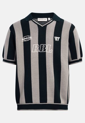 Πλεκτό πόλο με κοντά μανίκια, με κάθετες ρίγες σε μαύρο και γκρι, γιακά, και λευκά γραφικά "RBL" και λογότυπο στο στήθος.