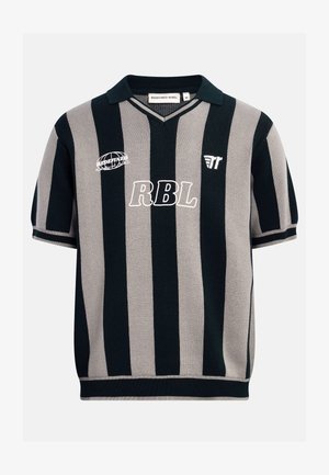 Πλεκτό πόλο με κοντά μανίκια, με κάθετες ρίγες σε μαύρο και γκρι, γιακά, και λευκά γραφικά "RBL" και λογότυπο στο στήθος.