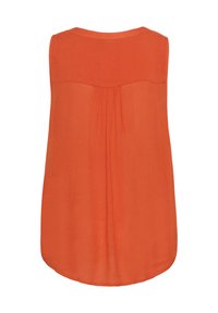 Blusa sin mangas naranja, fabricada en tejido ligero, escote redondo, con sutiles pliegues en la parte posterior, dobladillo curvado, textura suave.