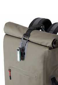 Zaino roll-top in materiale impermeabile verde oliva, con spallacci neri, una tasca frontale con zip e un accento rosso, e un'etichetta riflettente.