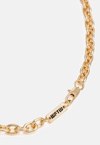 Colar de corrente dourada com elos ovais interligados e um fecho tipo lagosta. Uma etiqueta com "WFTW" está visível, acrescentando detalhe ao design.