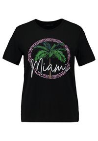 Sort kortærmet t-shirt med et farverigt palmetræ grafik og teksten "Miami", indrammet af et pink geometrisk design. Lavet af bomuld.