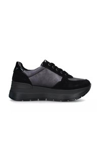 Sneaker neri e grigi realizzati con una combinazione di materiali in suede e pelle. Presentano una suola spessa, punta rotonda e design con lacci.