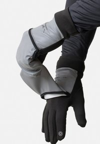 Guanti isolanti con un esterno grigio e un interno testurizzato nero, progettati per flessibilità e destrezza, con una vestibilità aderente al polso.