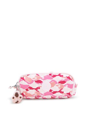 Estuche de lápices en rosa y blanco con un patrón de olas, presenta un cierre de cremallera, material de tela y un lindo charm de peluche adjunto.