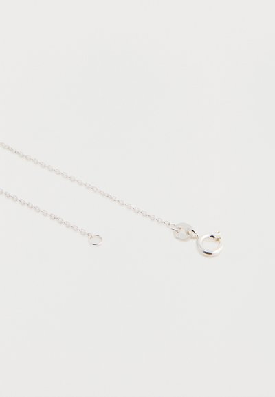 Colier din lanț de argint cu inele circulare mici, având un închizător tip toggle și un detaliu accent circular. Design simplu și minimalist.