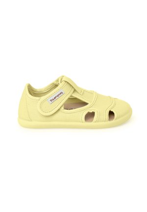 Scarpa giallo chiaro per bambino con cinturino in velcro e sezioni ritagliate per la traspirabilità, vista laterale su sfondo bianco.