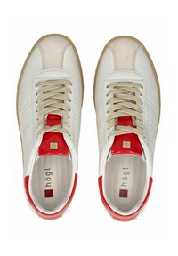 Bílé kožené tenisky s červenými lakovanými akcenty, béžovými tkaničkami a gumovými podrážkami. Obsahují texturované detaily na bocích a logo na jazyku.