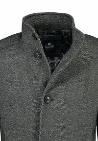 Abrigo de lana con patrón de espiga gris, cuello alto y botones negros, mostrando la parte superior delantera y la etiqueta interior con el logo.