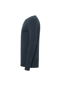 Tengerészkék, hosszú ujjú póló puha, textúrált anyagból. Kerek nyakkivágással és három gombbal a galléron. Slim-fit fazon.