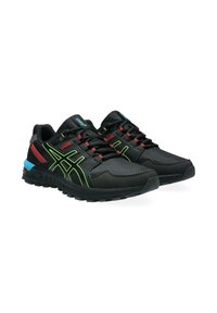 Chaussures de sport noires avec dessus en maille, accents verts, lacets rouges et détail bleu au talon. Semelle en caoutchouc crantée pour une bonne adhérence.