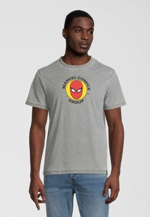 Grå bomulds t-shirt med et cirkulært rødt og gult Spider-Man grafik med teksten "MARVEL COMICS GROUP" i sort. Kortærmet og med rund hals.