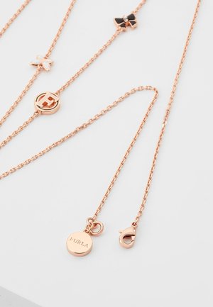 Ketting van roségoud met vlinder, strik, ronde letter H-bedel en een label met de gravure "FURLA" op een witte achtergrond.