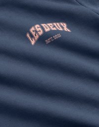 Μπλε σκούρο φούτερ με την επιγραφή "LES DEUX" σε ανοιχτό ροζ και "EST. 2011" τυπωμένα από κάτω. Μαλακό, υφασμάτινο με υφή και casual σχεδιασμό.