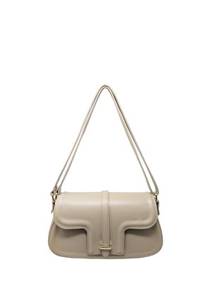 Borsa a tracolla in pelle beige con patta strutturata, fibbia color oro e doppia tracolla regolabile.