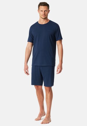 Donkerblauw herenset voor ontspanning, inclusief een T-shirt met korte mouwen en ronde hals en bijpassende korte broek, vervaardigd uit zacht stof met een ontspannen pasvorm.