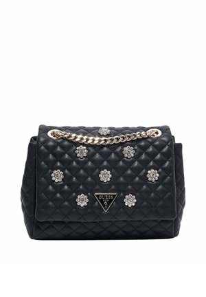 Sac à main matelassé noir Guess avec bandoulière en chaîne dorée et ornements de fleurs en cristal sur le rabat avant.