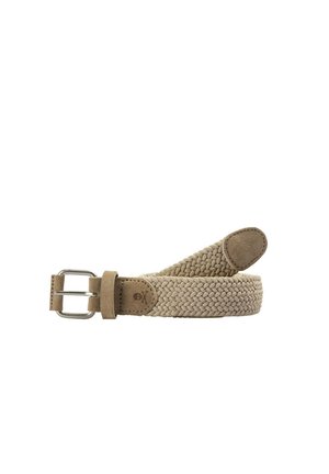Cinturón de tela beige tejido con extremos de cuero de ante y una hebilla de metal plateado, enrollado cuidadosamente sobre un fondo blanco.