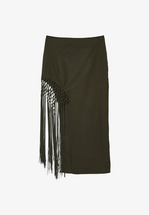 Olivengrüne Bleistiftrock mit einem netzartigen Design auf einer Seite, verziert mit langen schwarzen Fransen für zusätzlichen Textur und Detail.