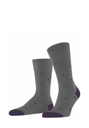 Calze grigie con bordo a coste e pois viola, con punta e tallone di un viola scuro, esposte in posizione verticale su uno sfondo bianco.