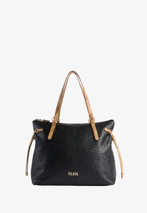 Borsa nera con texture, manici e cinturini laterali in pelle color cuoio, con dettagli in oro e logo "1 CLASSE" sul davanti.