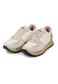 Baskets de sport beiges et rose clair avec une tige en daim et mesh, fermeture à lacets, semelle en caoutchouc noir et un logo discret sur le côté.