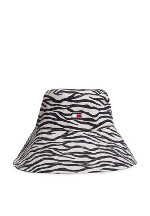 Sort og hvid zebra-stribet spandhat med et lille rektangulært Tommy Jeans logo-patch på fronten.