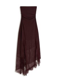Rochie bordo fără bretele, cu corsaj strâmt și tiv evazat, accentuat cu dantelă. Material neted, croială asimetrică, combină eleganța cu confortul.